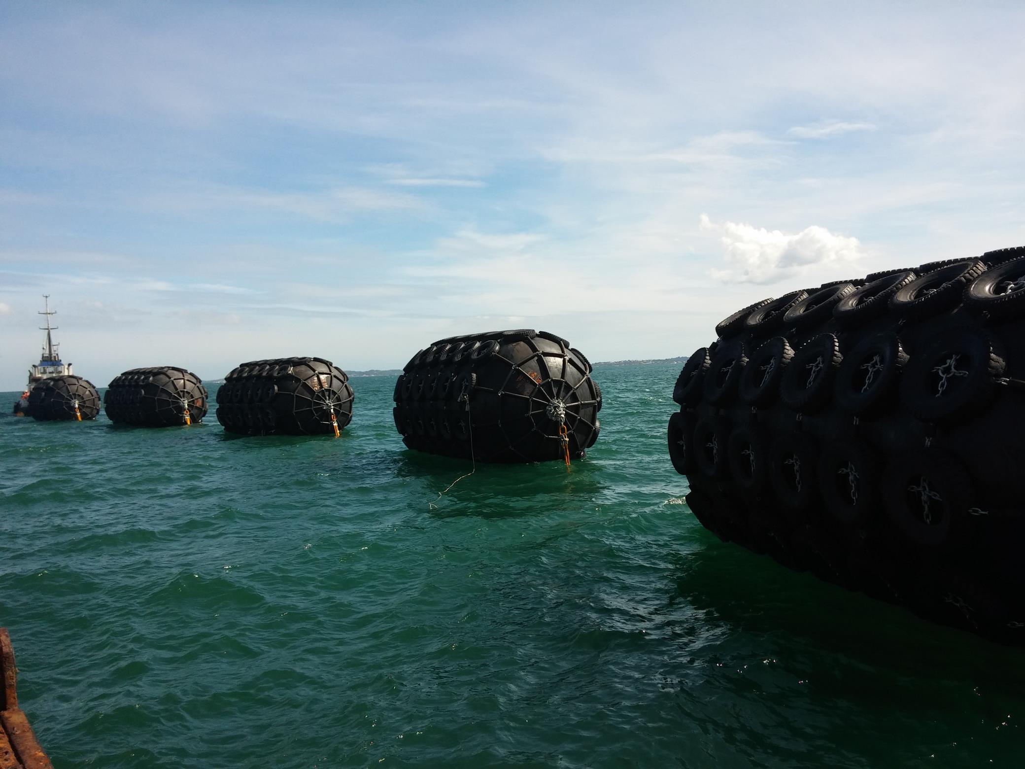 DEFENSAS FLOTANTES NEUMÁTICAS